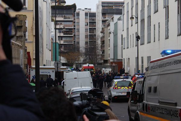 Pełna służb ulica przed redakcją Charlie Hebdo w dniu zamachu.