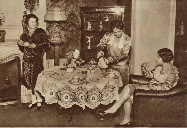 Popołudniowa herbatka, rok 1929. Na taką okazję stół musiał być zastawiony porcelaną i przykryty eleganckim obrusem. Zdjęcie i podpis pochodzą z książki "Dwudziestolecie od kuchni".