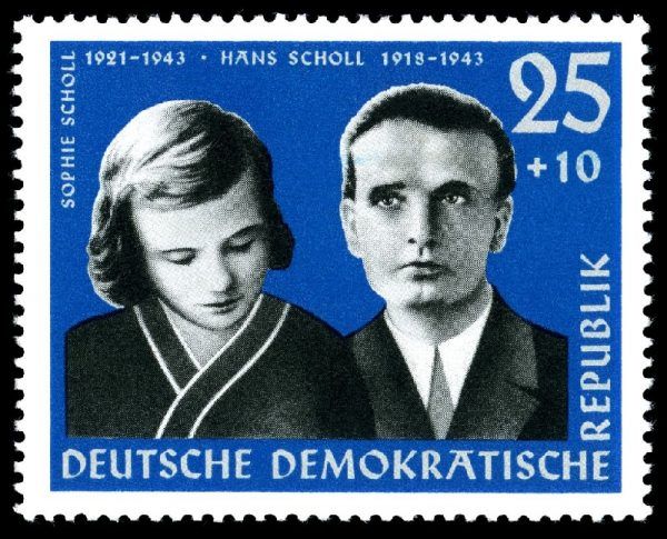 Efekty działalności grupy antynazistowskiej Biała Róża były cokolwiek mizerne. Wschodnioniemiecki znaczek z 1961 roku przedstawiający Sophie Scholl z bratem. Efekty działalności grupy antynazistowskiej Biała Róża były cokolwiek mizerne. Wschodnioniemiecki znaczek z 1961 roku przedstawiający Sophie Scholl z bratem.