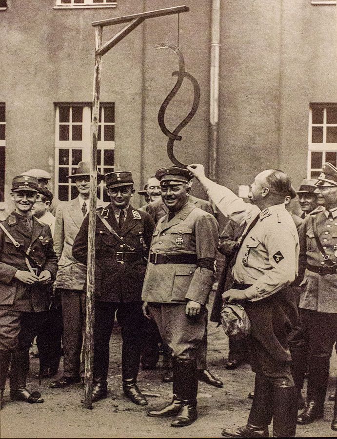 Wymiar sprawiedliwości III Rzeszy w sprawach politycznych działał przerażająco sprawnie. Na zdjęciu minister sprawiedliwości Prus Hans Jerrl podczas wizyty w obozie szkoleniowym w 1934 roku.