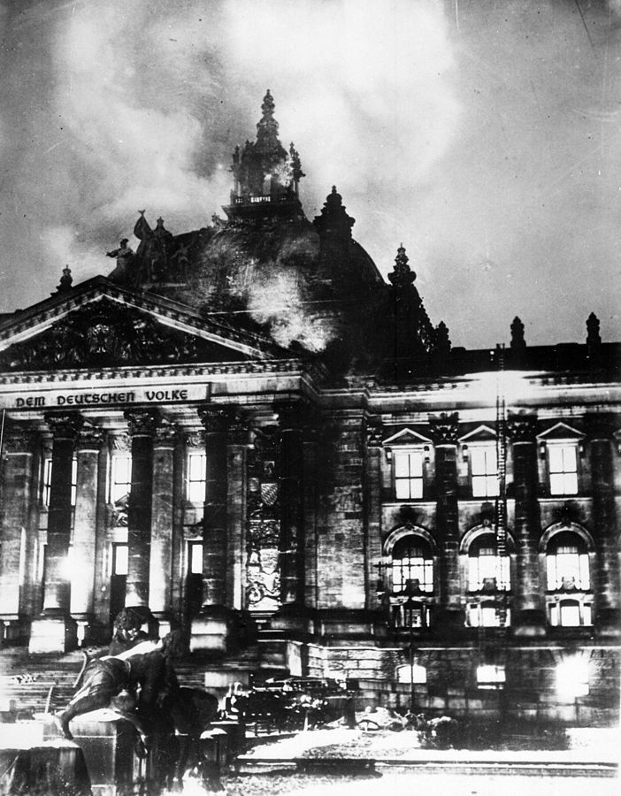 Pożar Reichstagu był dla hitlerowców świetnym pretekstem, by wzmóc represje względem opozycji.