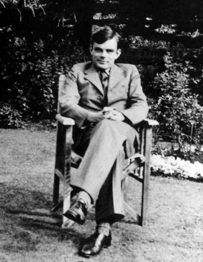 Alan Turing był wybitnym matematykiem. Dziś uważany jest za ojca sztucznej inteligencji. Wystawiono mu nawet w Manchesterze pomnik. Jednak gdy żył, zmagał się z nietolerancją i prześladowaniem. Poddano go nawet specjalnej terapii, mającej wyleczyć go z homoseksualnych skłonności, która stała się jedną z przyczyn jego samobójstwa.