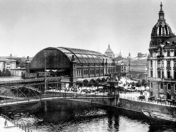Dworzec Friedrichstrasse w Berlinie na fotografii z epoki.