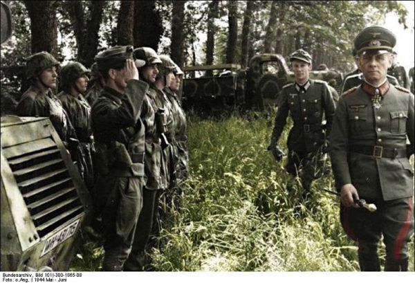 Nawet słynny "Lis pustyni", Erwin Rommel, próbował jednocześnie być wśród spiskowców, i nie być. Jedno z ostatnich zdjęć feldmarszałka podczas przeglądu 21. Dywizji Pancernej we Francji.