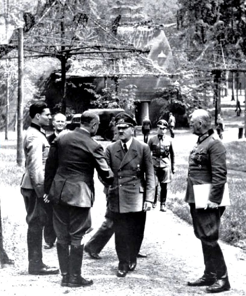 Słynny Claus von Stauffenberg na antynazizm nawrócił się dopiero w obliczu klęsk III Rzeszy. Zdjęcie zrobiono przed kwaterą Hitlera w Wilczym Szańcu kilka dni przed zamachem. Stauffenberg stoi pierwszy z lewej.