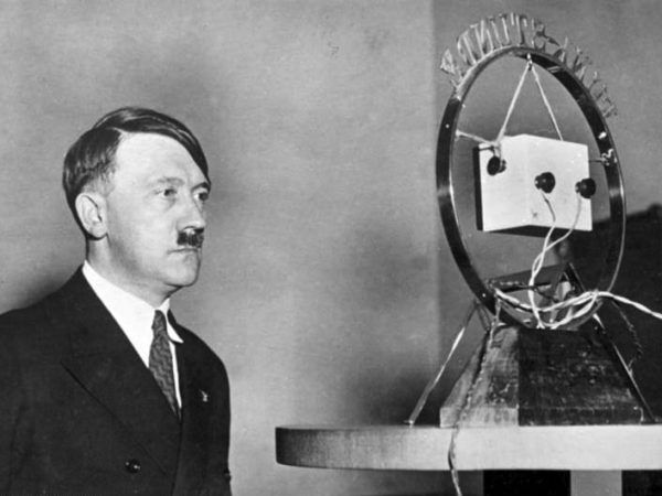 Hitler ledwie 5 dni przed ograniczeniem wolności prasy podczas przygotowań do przemówienia radiowego.
