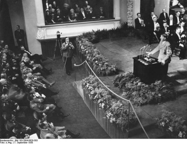 Hitler cieszył się olbrzymim poparciem społeczeństwa, co widać było choćby po frekwencji podczas jego przemówień. Zdjęcie z norymberskiego Parteitagu w 1938 roku.