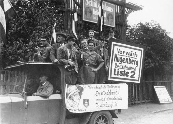 Niemiecka Narodowa Partia Ludowa rozpadła się z powodu przechodzenia jej członków do koalicyjnej NSDAP. Zdjęcie z kampanii wyborczej w 1930 roku, na którym narodowcy prezentują antysemickie hasła.