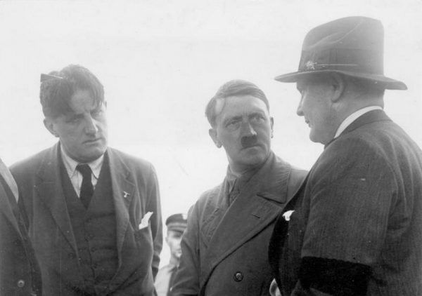 "Putzi" (po lewej) odpowiadał za kontakty Hitlera z zagranicznymi mediami.