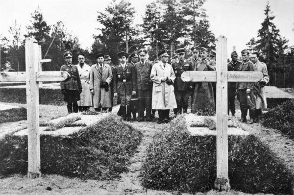 Groby polskich generałów zamordowanych przez NKWD w Katyniu.