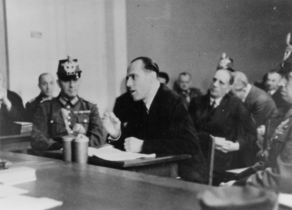 Słynny Krąg z Krzyżowej zebrał się tylko trzykrotnie. Na zdjęciu jeden z jego założycieli, Helmuth von Moltke, przed sądem w styczniu 1945 roku.