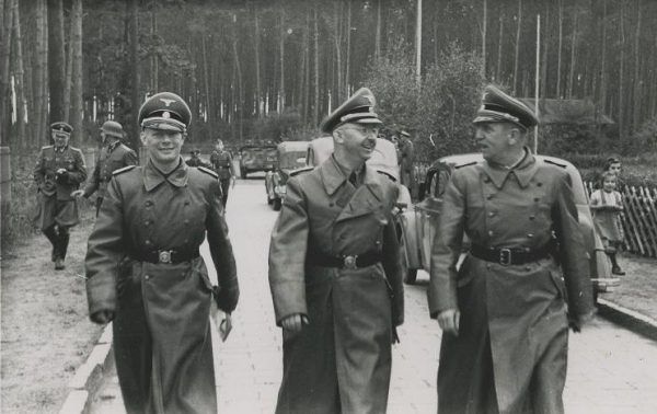 Sprawców "Zagra-Lin" nie udało się znaleźć, mimo osobistego zaangażowania w sprawę Heinricha Himmlera. Na zdjęciu podczas wizytacji w obozie koncentracyjnym SS-Truppenübungsplatz Heidelager.