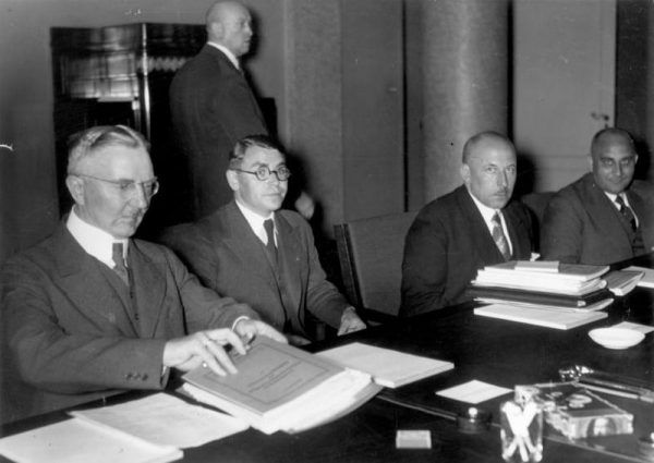 Hjalmar Schacht (pierwszy od lewej) posiadał szerokie kontakty wśród niemieckich i międzynarodowych przedsiębiorców. Były one nieocenione dla Hitlera.
