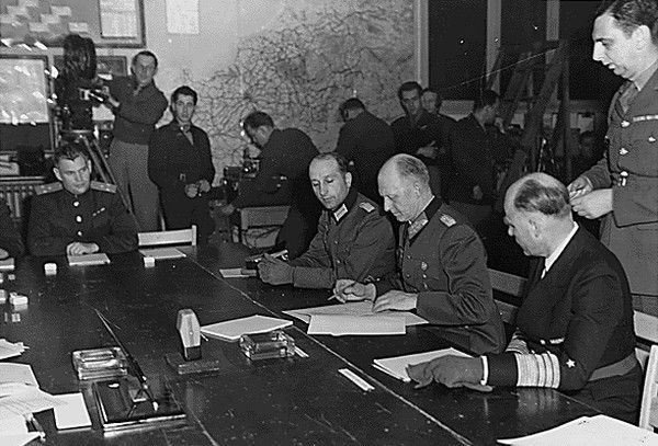 Generaloberst Alfred Jodl zapewne nawet nie podejrzewał w jakim pośpiechu przygotowywano akt kapitulacji III Rzeszy…