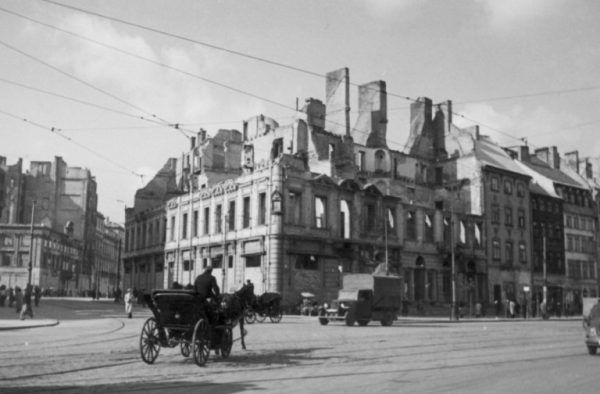 Tak wyglądał róg ulicy Miodowej i Krakowskie Przedmieście na początku II wojny światowej.