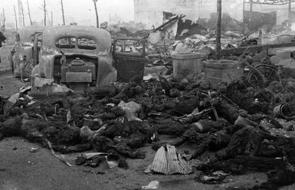 Zwęglone zwłoki ofiar nalotu przeprowadzonego w nocy z 9 na 10 marca 1945 roku.