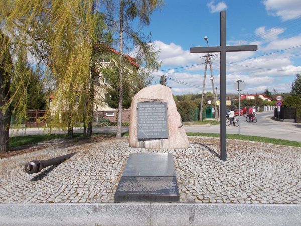 Pomnik w Truskawiu, upamiętniający między innymi zwycięski wypad oddziału porucznika Pilcha. Zdjęcie z książki "AK75. Brawurowe akcje Armii Krajowej".