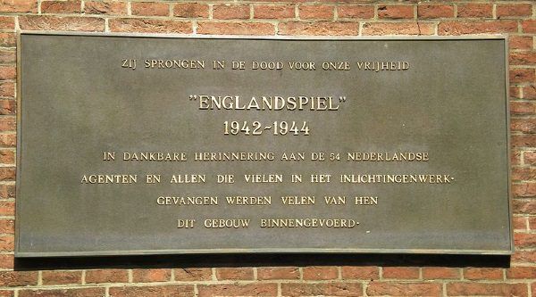 Tablica w języku holenderskim upamiętniająca operację Englandspiel.