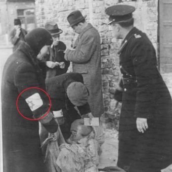 Kontrola policyjna w krakowskim getcie. (fot. Koch, lic. CC-BY-SA 3.0)