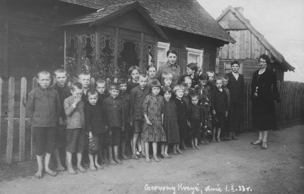 Nauczycielka wiejskiej szkoły ze swoimi uczniami w 1933 roku.