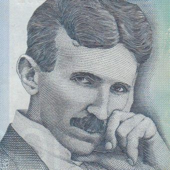 Nikola Tesla na serbskim banknocie 100-dinarowym.