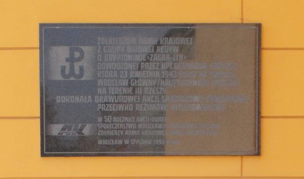 Tablica poświęcona „Zagra-Linowi”, znajdująca się na budynku dworca Wrocław Główny.