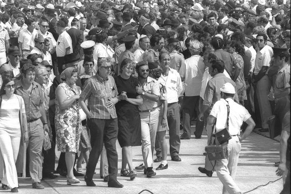 Zgromadzeni krewni ofiar najsłynniejszego ataku "Czarnego Września", jaki miał miejsce podczas Igrzysk Olimpijskich w Monachium, czekający na lotnisku na początek procesji pogrzebowej.
