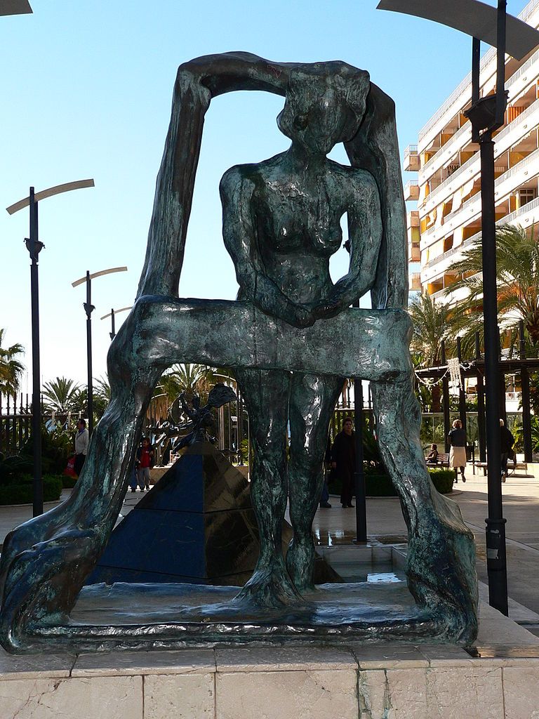 Gala była wielokrotnie przedstawiana przez Salvadora, nie tylko na płótnie. Na zdjęciu rzeźba pt. "Gala w oknie", stojąca w hiszpańskim mieście Marbella.