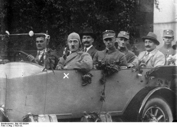 Hitler w 1923 roku, podczas przejażdżki samochodem. Wtedy już deklarował wyraźną niechęć wobec komunizmu.