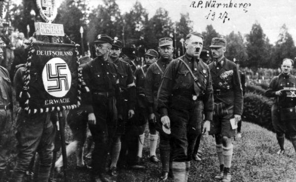 Drogą ewolucji Hitler zmienił się z typowego antysemity swojej epoki w człowieka odpowiedzialnego za największe ludobójstwo w historii. Zdjęcie z Parteitagu w Norymberdze w 1927 roku.
