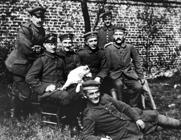 Radykalizacja poglądów Hitlera na temat Żydów nastąpiła w czasie I wojny światowej. Na tym zdjęciu z 1914 roku Adolf siedzi pierwszy z prawej.