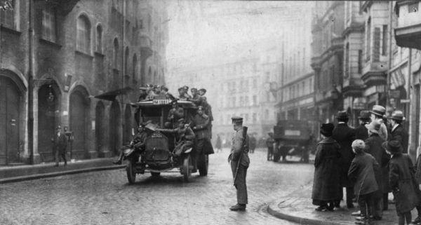 Rewolucyjni żołnierze podczas patrolu na ulicach Monachium w 1919 roku.