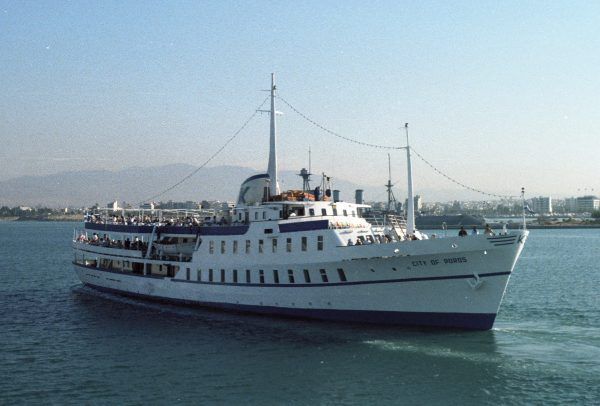 Grecki statek wycieczkowy „City of Poros” na miesiąc przed atakiem terrorystycznym.