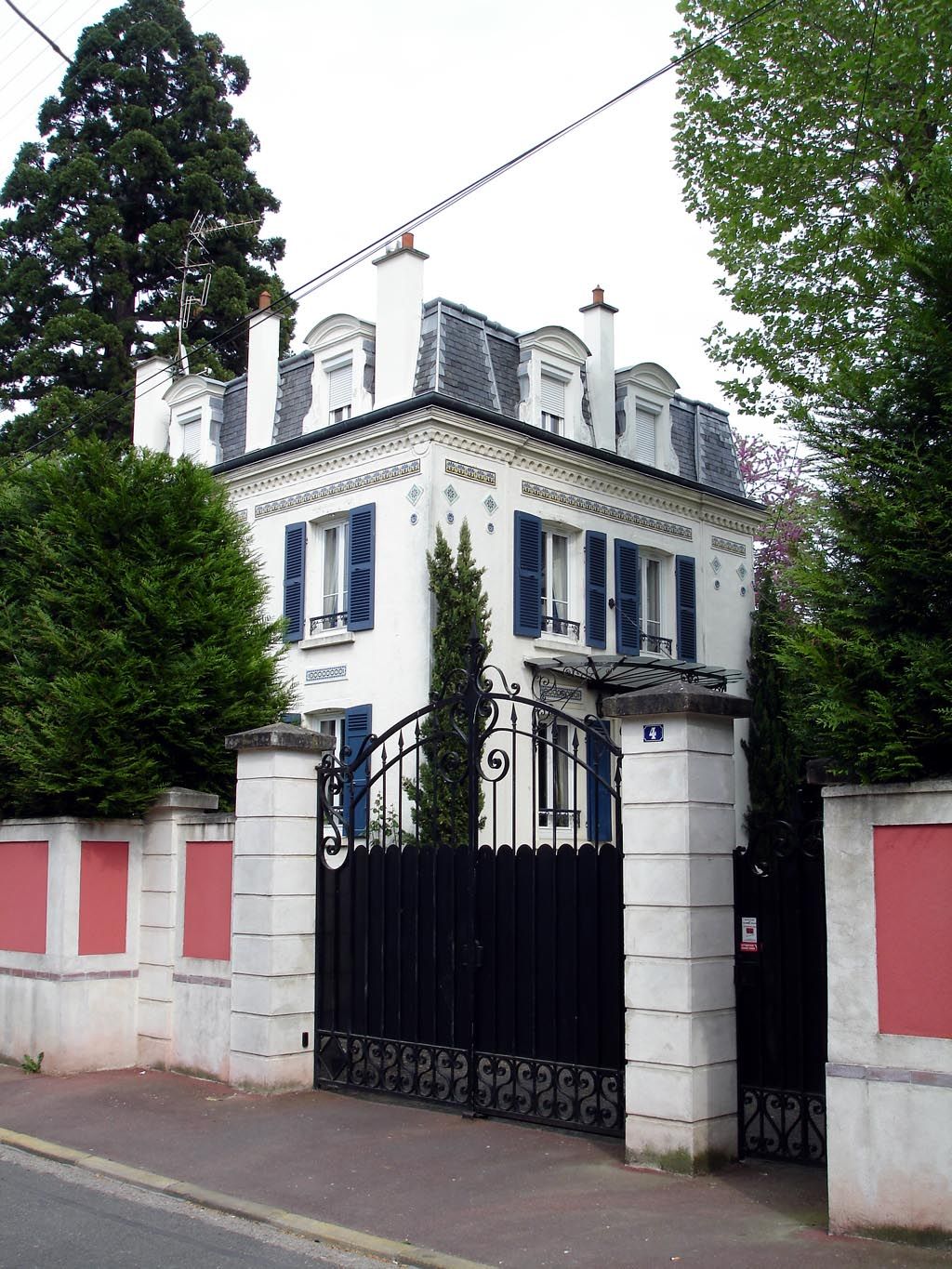 Max Ernst przez dłuższy czas mieszkał w domu Gali i jej pierwszego męża, Paula Eluarda. Wprowadził się, by pomóc przy jego dekorowaniu, został jako bliski przyjaciel i kochanek. 