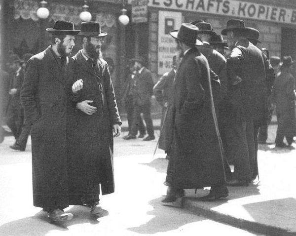 Żydzi kojarzyli się Hitlerowi z brudem cielesnym i moralnym. Na zdjęciu przedstawiciele środowiska ortodoksyjnego w Wiedniu w 1915 roku.
