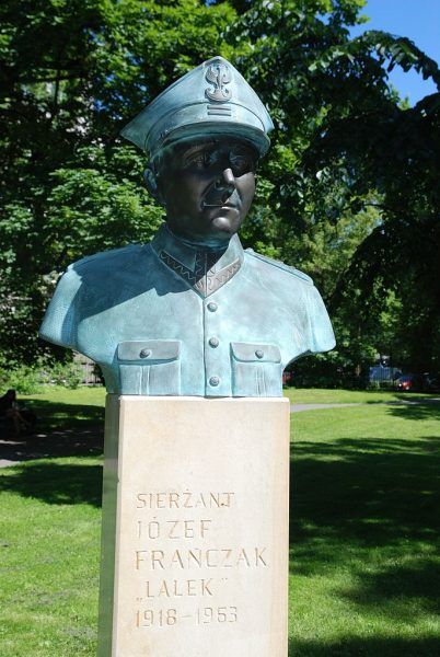Józef Franczak, którego popiersie znajduje się w krakowskim parku Jordana, był najdłużej ukrywającym się żołnierzem polskiego podziemia niepodległościowego.
