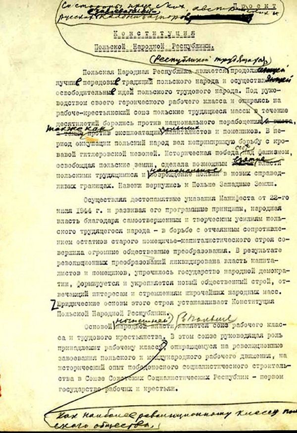 Projekt Konstytucji PRL z naniesionymi poprawkami Stalina. Wiele procesów, których wynikiem były absurdalne wręcz wyroki, odbywało się wbrew konstytucyjnym zapisom.