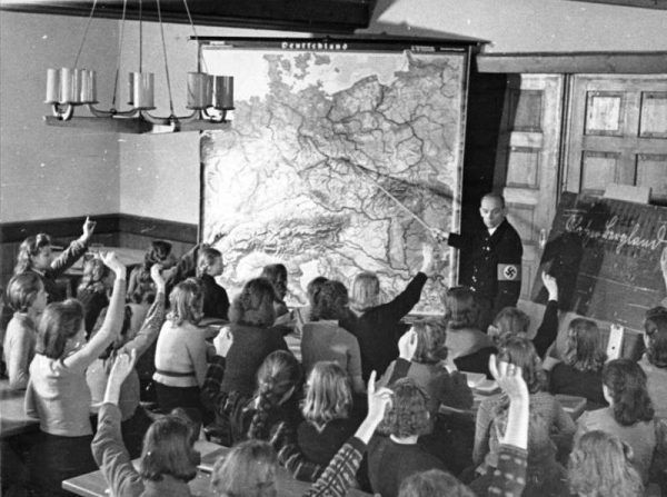 Niemieckie dzieci w trakcie lekcji geografii. Niemieckie dzieci w trakcie lekcji geografii.