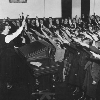 W szkole Hitlera dzieci był wychowywane na idealnych nazistów. W szkole Hitlera dzieci był wychowywane na idealnych nazistów.