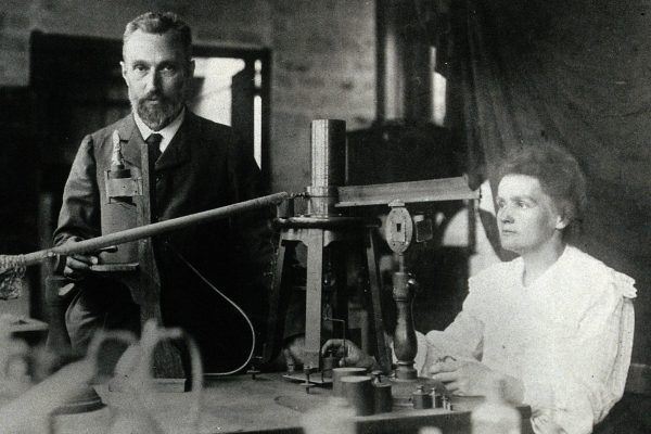 Maria Skłodowska-Curie z mężem w laboratorium w 1904 roku. Maria Skłodowska-Curie z mężem w laboratorium w 1904 roku.