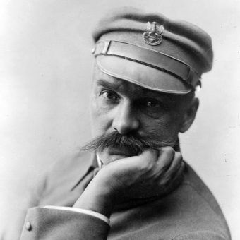 Wydawać by się mogło, że podpisanie aktu ułaskawienia wymaga chwili przemyślenia. Czy Piłsudski zastanowił się chociaż chwilę zanim uniewinnił zbrodniarza, który zamordował kobietę i dwójkę jej dzieci? Wydawać by się mogło, że podpisanie aktu ułaskawienia wymaga chwili przemyślenia. Czy Piłsudski zastanowił się chociaż chwilę zanim uniewinnił zbrodniarza, który zamordował kobietę i dwójkę jej dzieci?