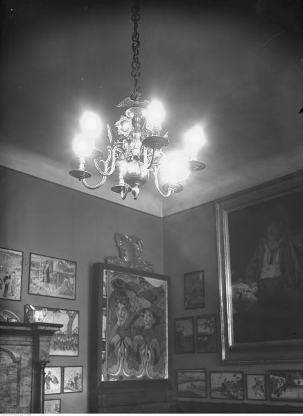 Wnętrze domu. Widoczny stary świecznik przerobiony na żyrandol elektryczny. 1938 rok. Wnętrze domu. Widoczny stary świecznik przerobiony na żyrandol elektryczny. 1938 rok.