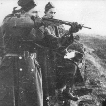 Szkolenie strzeleckie akowców (w tym przypadku cichociemnych) w 1943 roku. Szkolenie strzeleckie akowców (w tym przypadku cichociemnych) w 1943 roku.