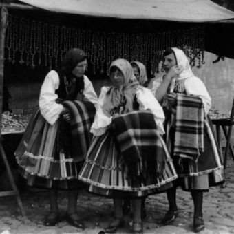 Kobiety w strojach ludowych przed straganem w Łowiczu podczas uroczystości Bożego Ciała w 1933 roku. Kobiety w strojach ludowych przed straganem w Łowiczu podczas uroczystości Bożego Ciała w 1933 roku.