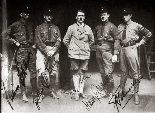 Adolf Hitler w bawarskim stroju na zdjęciu z 1925 roku.
