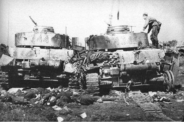 Podczas operacji "Bagration" Niemców czekał pogrom. Na zdjęciu zniszczone czołgi i ich martwa załoga pod Bobrujskiem.