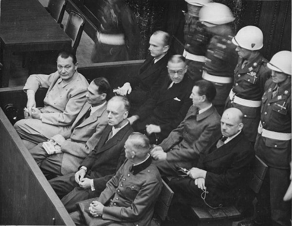 Ława oskarżonych w Norymberdze. Siedzą od lewej w pierwszym rzędzie: Göring, Hess, Ribbentrop, Keitel. W drugim rzędzie: Dönitz, Raeder, Schirach, Sauckel. Chociaż nie było tam Adolfa Eichmanna, izraelski wywiad nie spoczął póki go nie znalazł. W 1961 roku nazistowski zbrodniarz stanął przed sądem w Jerozolimie.