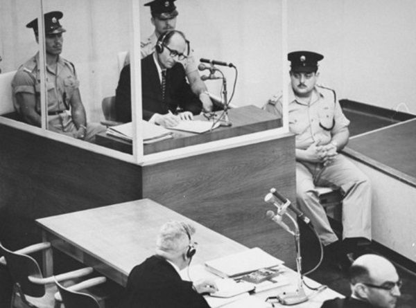 Porwanie z Argentyny Adolfa Eichmanna było kolejnym z sukcesów Mosadu, izraelskiej agencji wywiadowczej. Na zdjęciu nazistowski zbrodniarz przed sądem.