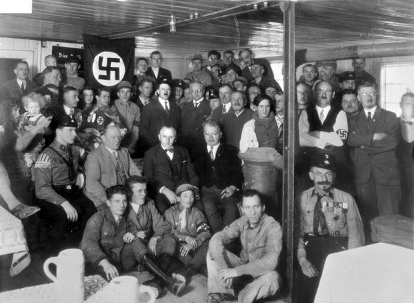Rządy NSDAP charakteryzowały się terrorem, totalną inwigilacją, likwidacją opozycji i programem podboju Europy, czemu towarzyszył plan ludobójstwa ludności podbitych państw. Kierownictwo partii zostało uznane w procesach norymberskich za organizację przestępczą. Na zdjęciu spotkanie członków NSDAP w 1930 roku.