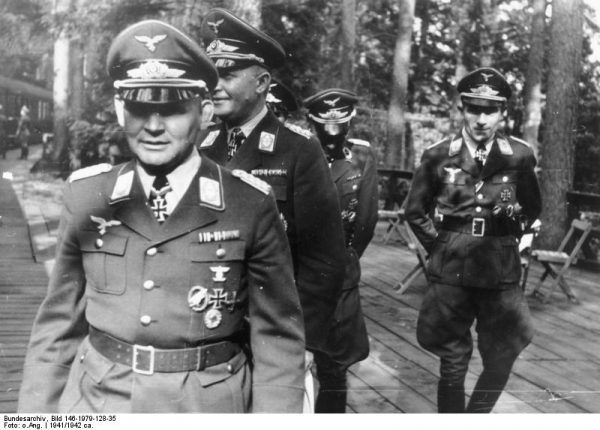Dowódcy niemieckich wojsk powietrznodesantowych - pułkownik Bernhard Ramcke, generał Kurt Student i major Hans Kroh - sfotografowani w 1941 roku.
